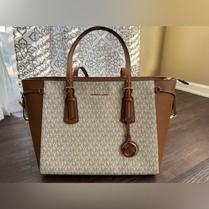 Michael Kors Voyager Medium Logo Tote Bag